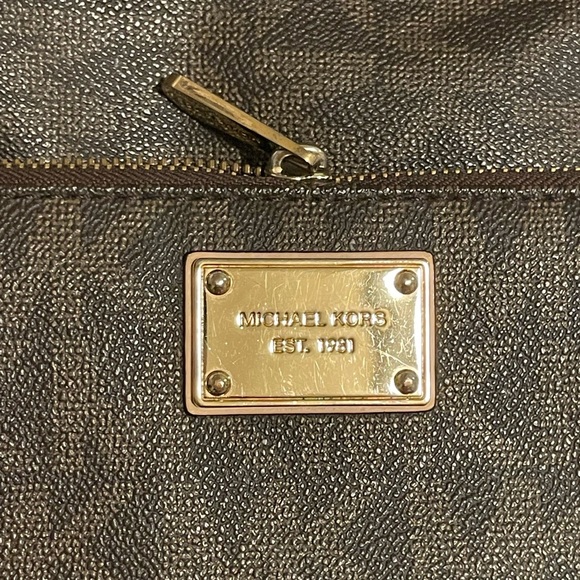 Micheal Kors Like NEW wallet - Picture 2 of 3